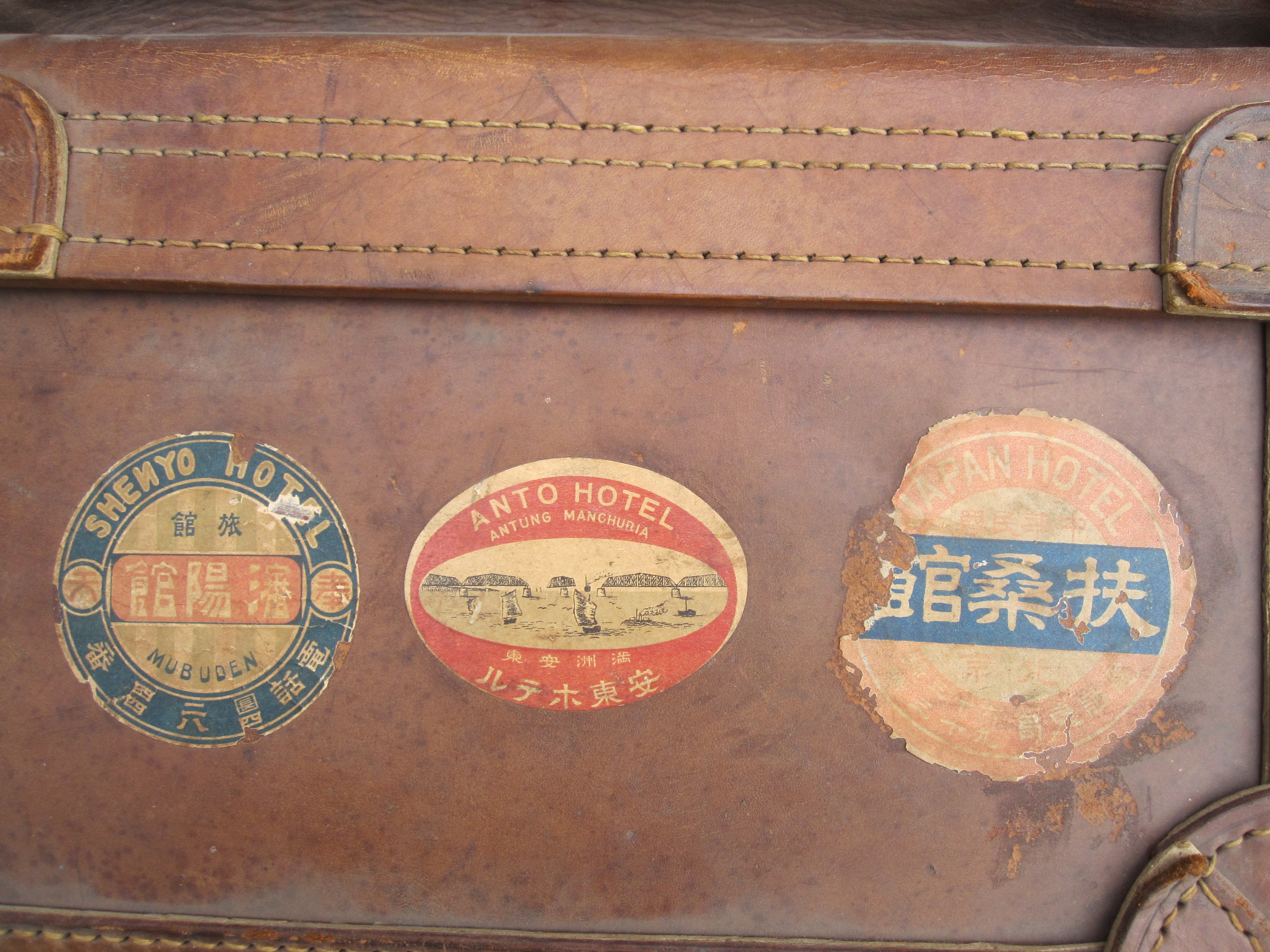 Anto hotel label vintage Yamamura suitcase